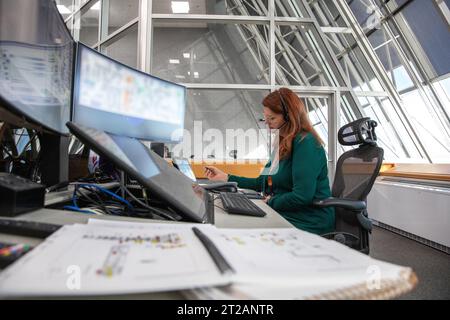 Am 20. Juli 2023 führte die NASA die erste Artemis-II-Startersimulation im Erschießungsraum des Launch Control Center im Kennedy Space Center, Florida durch. Charlie Blackwell-Thompson führte Ingenieure von Exploration Ground Systems und Jacobs an, um Verfahren für den Start des Space Launch Systems und des Orion-Raumschiffs für die bemannte Artemis II-Mission zu Proben. Stockfoto