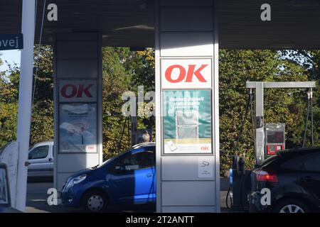 Kopenhagen, Dänemark /18. Oktober. 2023/Person Benzin an der OK-Tankstelle in der dänischen Hauptstadt pumpen. Photo.Francis Joseph Dean/Dean Pictures Credit: Imago/Alamy Live News Stockfoto