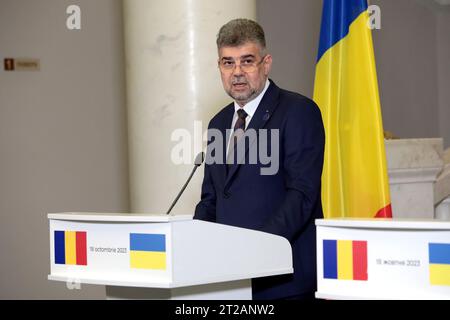 KIEW, UKRAINE - 18. OKTOBER 2023 - der rumänische Premierminister Marcel Ciolacu nimmt an einem gemeinsamen Briefing mit dem ukrainischen Premierminister Denys Schmyhal, Kyi, Teil Stockfoto