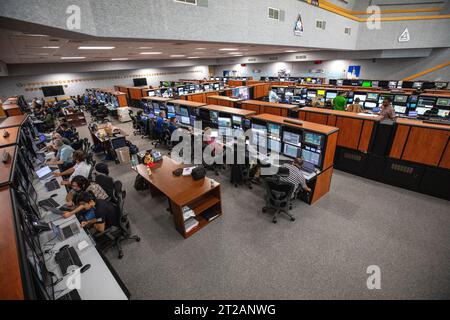 Die Ingenieure der NASA und Jacobs führten am 20. Juli 2023 im Kennedy Space Center die erste Startersimulation der Artemis-II-Raumsonde durch, wobei sie die Verfahren für den Start des Space Launch Systems und des Orion-Raumschiffs für die bemannte Artemis-II-Mission einstudierten. Stockfoto