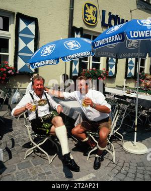 Deutschland. München. Zwei Männer trinken Bier auf der Außenterrasse. Stockfoto