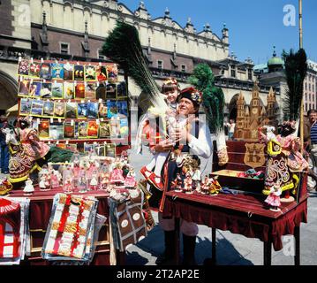 Polen. Kraków. Markt. Ein einheimischer Mann und seine Tochter verkaufen Souvenirs. Stockfoto