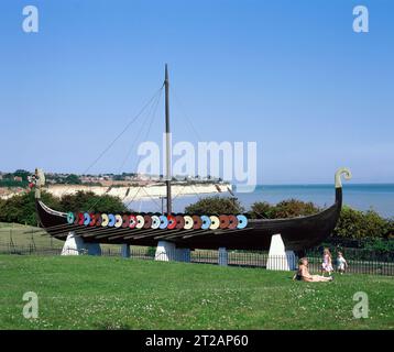 England. Kent. Ramsgate. Nachbildung des Wikinger-Langschiffs Hugin in Pegwell Bay. Stockfoto