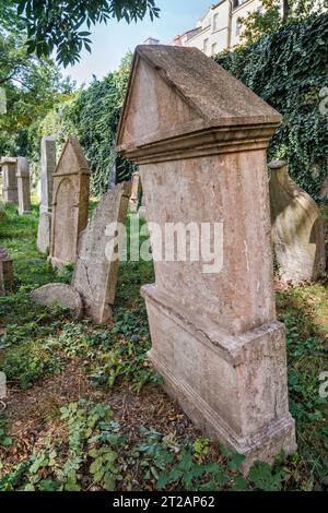 Gräber in Noda bi Yehuda, verbleibender Teil des alten jüdischen Friedhofs (erster jüdischer Friedhof in Olšany) in der Nähe des Fernsehturms in Žižkov, Prag Tschechien Stockfoto