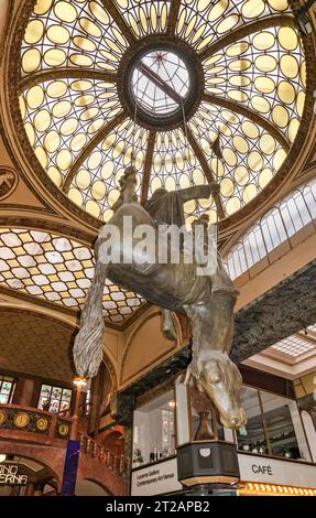 St. Wenzel reitet totes Pferd, Skulptur von David Černý, 1999, Einkaufszentrum im Lucerna-Palast, Václavské náměstí (Wenzelsplatz) Prag Tschechien Stockfoto