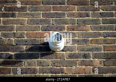 Überwachungskamera an einer Mauer. Stockfoto