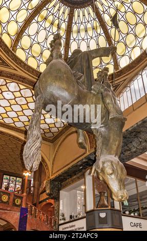 St. Wenzel reitet totes Pferd, Skulptur von David Černý, 1999, Einkaufszentrum im Lucerna-Palast, Václavské náměstí (Wenzelsplatz) Prag Tschechien Stockfoto