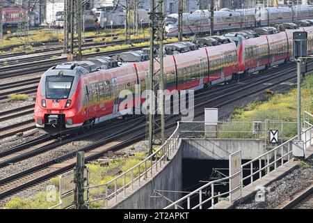 Ausfahrender, einfahrender Zug, Regionalzug, Regionalbahn, 49 Euro Ticket, Deutschand Ticket, Hauptbahnhof München, DB, die Bahn, Stadt OEPNV, öeffentlicher Personenverkehr, Fernverkehr, *** Abflug, ankommender Zug, Regionalzug, Regionalzug, 49 Euro Ticket, deutschland Ticket, münchen Hauptbahnhof, DB, die Bahn, City OEPNV, öffentlicher Nahverkehr, Fernverkehr, Credit: Imago/Alamy Live News Stockfoto