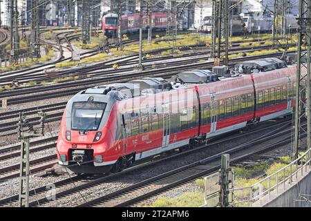 Ausfahrender, einfahrender Zug, Regionalzug, Regionalbahn, 49 Euro Ticket, Deutschand Ticket, Hauptbahnhof München, DB, die Bahn, Stadt OEPNV, öeffentlicher Personenverkehr, Fernverkehr, *** Abflug, ankommender Zug, Regionalzug, Regionalzug, 49 Euro Ticket, deutschland Ticket, münchen Hauptbahnhof, DB, die Bahn, City OEPNV, öffentlicher Nahverkehr, Fernverkehr, Credit: Imago/Alamy Live News Stockfoto