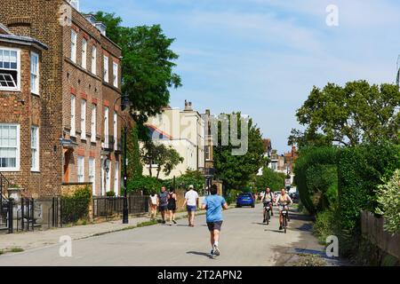 Historische Häuser entlang der Chiswick Mall, Chiswick, London, Großbritannien, im Spätsommer Stockfoto