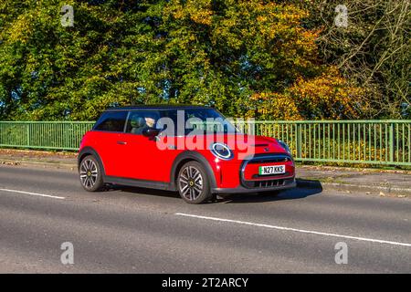 2022 Red Mini Cooper S Electric Level 2 184 Electric 32,6Kwh Auto Car Hatchback Elektrizität 135 kW; Überquerung der Autobahnbrücke in Greater Manchester, UK Stockfoto