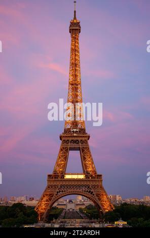 Eiffelturm mit vollem Detail bei Sonnenuntergang Stockfoto