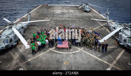 Mitglieder des Landungs- und Wiederherstellungsteams der NASA und des Verteidigungsministeriums führen Artemis II-Wiederherstellungsverfahren auf der USS John P. Murtha während der URT-10, Tag 6, vor San Diego durch. Stockfoto