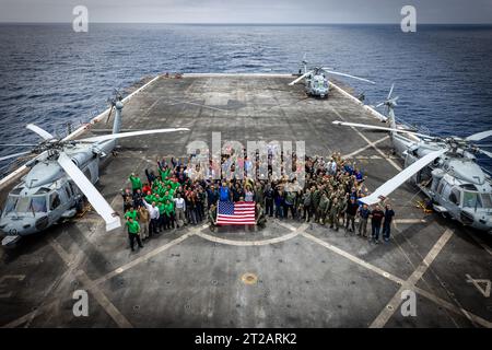 Die NASA und die Mitarbeiter des Verteidigungsministeriums führen Artemis II-Bergungsoperationen auf der USS John P. Murtha während der URT-10, Tag 6, durch, einer Schlüsselübung vor der Küste San Diegos. Stockfoto
