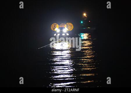 NASA- und DoD-Mitarbeiter führten am 1. August 2023 vor San Diego den Artemis-II-Laufwerksrückgewinnungstest 10 (URT-10) durch, wobei sie den Orion Crew Module Test-Artikel nutzten, um die Bergungsoperationen für das Artemis-II-Raumschiff zu üben. Stockfoto