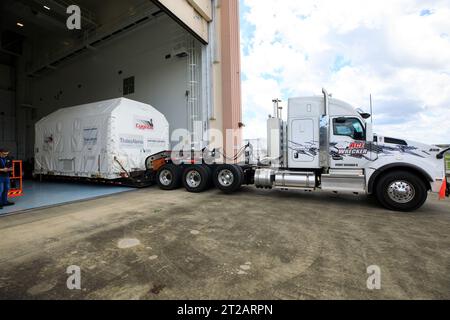 Cygnus Pressurized Cargo Module Ankunft. Das Pressurized Cargo Module (PCM) des Raumschiffs Northrop Grumman Cygnus trifft am 2. August 2023 in der Space Station Processing Facility des Kennedy Space Centers der NASA in Florida ein. Das PCM ist in einem umweltfreundlichen Transportbehälter versiegelt, der von einem Lkw auf einem Tieflader eingezogen wird. Cygnus wird noch in diesem Jahr auf einer SpaceX Falcon 9 Rakete vom Launch Complex 39A in Kennedy zur Internationalen Raumstation starten. Cygnus wird vor dem Start in Kennedy verarbeitet, bevor es zur Integrationseinrichtung von SpaceX transportiert wird. Stockfoto