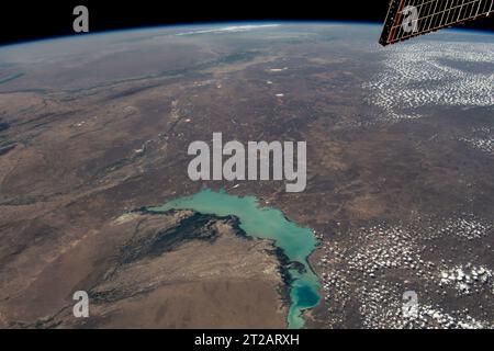 Der Balchash-See in Kasachstan, einer der größten Seen Zentralasiens, umfasst etwa 6.500 Quadratmeilen (17.000 Quadratkilometer). Der westliche Teil enthält Süßwasser, der östliche Teil ist salzhaltig. Dieses Bild wurde am 3. August 2023 von der Internationalen Raumstation in 261 Meilen Höhe aufgenommen. Stockfoto