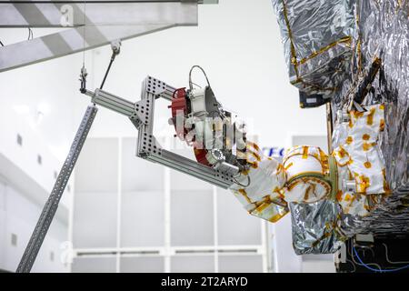 NASA Psyche DAPM Deployment und Stow for Launch. Ein Team von Ingenieuren und Technikern arbeitet am 4. August 2023 an der Bereitstellung und Verstauung stationärer Plasmastrahlruder (SPT) auf dem NASA-Raumschiff Psyche in der Astrotech Space Operations Facility in der Nähe des Kennedy Space Center in Florida. Dies ist Teil der Vorbereitungen für Montage, Test und Start. Die SPT befinden sich auf einem Dual-Achs-Positionierungsmechanismus (DAPM) und bilden zusammen ein DSM- oder DAPM-gesteuertes SPT-Modul. Psyche startet auf einer SpaceX Falcon Heavy Rakete vom Launch Complex 39A in Kennedy. Der Start ist für den 5. Oktober geplant. Stockfoto