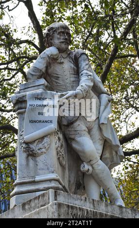 Statue von William Shakespeare am Leicester Square, London, England, Großbritannien Stockfoto