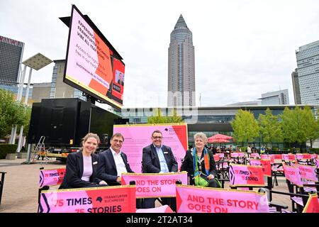 Der hessen-nassauische Kirchenpraesident und Medienbischof der EKD, Volker Jung 2.l, besuchen am 18.10.2023 die Frankfurter Buchmesse, hier im Bild mit Direktor des Gemeinschaftswerks der Evangelischen Publizistik gGmbH GEP, Jörg Bollmann 2.R. Siehe epd-Meldung vom 18.10.2023 NUR REDAKTIONELLE VERWENDUNG *** der Präsident der Kirche und Medienbischof der EKD, Volker Jung 2 l, besucht am 18 10 2023 die Frankfurter Buchmesse, hier mit dem Direktor des Gemeinschaftswerks der Evangelischen Publizistik gGmbH GEP, Jörg Jörg Bollmann 2 r siehe epd-News vom 18 10 2023 EDITORIAL Stockfoto