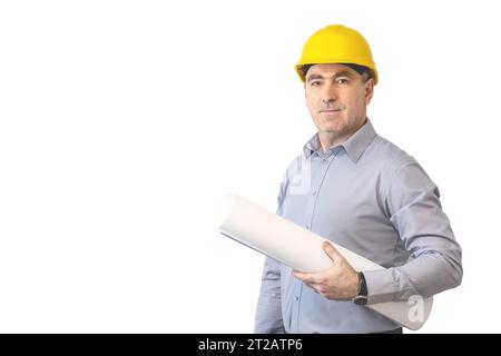 Ein Mann in einem Helm mit einer Rolle Papier. builder, Konstrukteur behält ein Blatt mit einem Diagramm und einer Zeichnung über einem isolierten Hintergrund Stockfoto