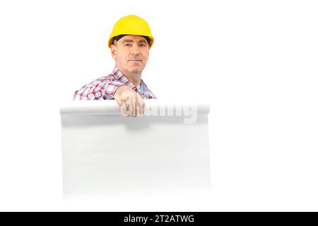 Ein Mann in einem Helm hält ein Papier. builder, Designer hält ein weißes Blatt Papier isoliert Hintergrund Stockfoto