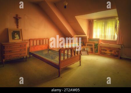 Ein antikes Schlafzimmer mit Bett, Kommode und anderen Möbeln Stockfoto