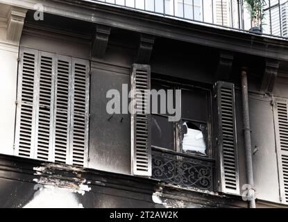 Typisch Pariser Gebäude nach dem Feuer. Verbrannte verkohlte Wand. Paris, Frankreich. Das Konzept der Immobilienversicherung zur Bedeutung. Stockfoto