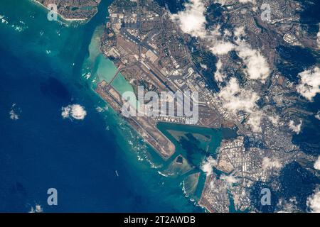 Der Daniel K. Inouye International Airport, auch bekannt als Honolulu International Airport, ist von der Internationalen Raumstation rund 260 km über Hawaii abgebildet. Er ist der größte Flughafen Hawaiis und liegt auf der Insel O'ahu. Stockfoto