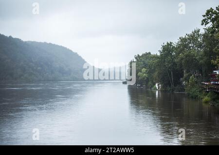 Das Anwesen am Flussufer überblickt die ruhigen Gewässer des Delaware River, fotografiert vom Ufer von New Hope, PA, während eines Herbsttages in der Dämmerung. Stockfoto