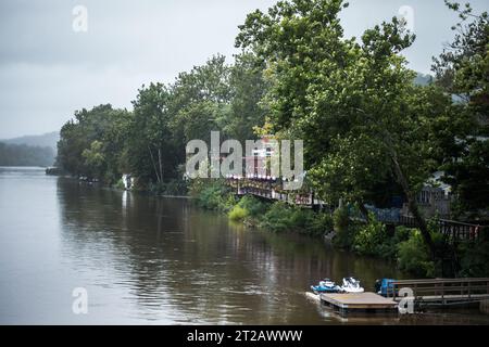 Das Anwesen am Flussufer überblickt die ruhigen Gewässer des Delaware River, fotografiert vom Ufer von New Hope, PA, während eines Herbsttages in der Dämmerung. Stockfoto