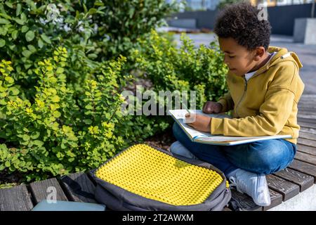 afroamerikanischer Schuljunge, der beim Hometask involviert ist Stockfoto
