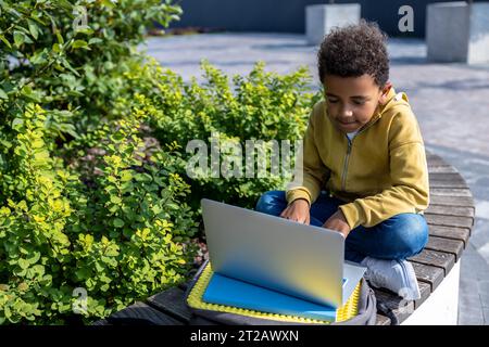afroamerikanischer Schuljunge, der beim Hometask involviert ist Stockfoto