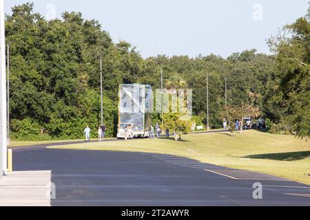 Die Psyche-Raumsonde der NASA bewegt sich bei Astrotech. Techniker und Ingenieure verlegten am 14. August 2023 das Raumschiff Psyche der NASA entlang der Straße zum Gebäude 9 in der Astrotech Space Operations Facility in der Nähe des Kennedy Space Center der Agentur in Florida. Psyche wird seinen Namensgeber erkunden, einen metallreichen Asteroiden, der die Sonne zwischen Mars und Jupiter umkreist. Psyche führt die NASA-Technologie Deep Space Optical Communications (DSOC) an Bord des Raumschiffs durch. DSOC wird die erste Demonstration der optischen Kommunikation über den Mond hinaus sein. Psyche startet auf einer SpaceX Falcon Heavy Rakete von Launch Stockfoto