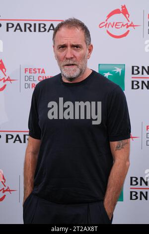 Rom, Italien. Oktober 2023. Valerio Mastandrea posiert für den Fotoaufruf des Films „C'è ancora domani“ während des 18. Filmfestivals in Rom in Italien. Quelle: SOPA Images Limited/Alamy Live News Stockfoto