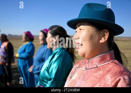 (231018) -- ORDOS, 18. Oktober 2023 (Xinhua) -- Mitglieder einer 'Nair'-Band treten in Otog Banner of Ordos, nordchinesischer Autonomer Region Innere Mongolei, 16. Oktober 2023 auf. Dorji ist ein 61-jähriger Hirte, der in Otog Banner lebt. Während der Herbstsaison gehört Dorjis tägliche Routine zum Hüten von Pferden und Ziegen. Er hat über 200 Arabas Kaschmirziegen, die eine solide wirtschaftliche Rendite bieten. In seiner Freizeit nimmt Dorji mit seinem 91-jährigen Vater Mingan-erdeni an einer lokalen kulturellen Aktivität namens „Nair“ Teil. „Nair“ geht auf die Yuan-Dynastie (1271–1368) zurück und ist eine Form der Volkskunst Stockfoto