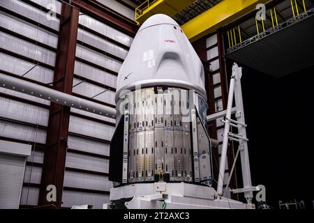 Die SpaceX Crew-7 Dragon der NASA kommt bei LC 39A. Die SpaceX-Raumsonde Dragon trifft am Donnerstag, den 17. August 2023, auf dem Startkomplex 39A des Kennedy Space Centers in Florida ein. Dragon wird NASA-Astronaut Jasmin Moghbeli, ESA-Astronaut Andreas Mogensen, JAXA (Japan Aerospace Exploration Agency)-Astronaut Satoshi Furukawa und Roscosmos-Kosmonaut Konstantin Borisov zur Internationalen Raumstation auf der Mission SpaceX Crew-7 der NASA transportieren. Der von einer SpaceX-Falcon-9-Rakete angetriebene Liftoff wird am Freitag, den 25. August 2023, um 3:49 Uhr EDT angegriffen. Stockfoto