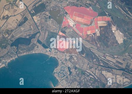 Salzseen in der Nähe von Aigues-Mortes in Südfrankreich erscheinen durch Algen rosa. Die Sümpfe befinden sich entlang der Mittelmeerküste und wurden am 17. August 2023 von der Internationalen Raumstation fotografiert, die 265 Meilen über der Erde umkreist. Stockfoto