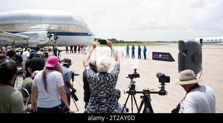 Ankunft der SpaceX Crew-7 der NASA für Vorabstarts. Roscosmos-Kosmonaut Konstantin Borisov, links, ESA-Astronaut Andreas Mogensen, NASA-Astronaut Jasmin Moghbeli, und der Astronaut Satoshi Furukawa der Japan Aerospace Exploration Agency (JAXA) sprechen mit Medienvertretern, nachdem er am Sonntag, den 20. August 2023, am Start- und Landeplatz im Kennedy Space Center der NASA in Florida vor der Mission SpaceX Crew-7 der Agentur angekommen war. Die SpaceX Crew-7-Mission der NASA ist die siebte Crew-Rotation der Raumsonde SpaceX Dragon und der Falcon 9-Rakete zum Internationalen Spac Stockfoto