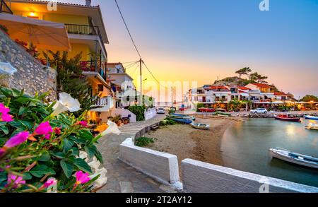 Blick auf das Fischerdorf Kokkari mit wunderschönem Strand, Samos Insel, Griechenland Stockfoto