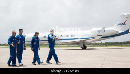 Ankunft der SpaceX Crew-7 der NASA für Vorabstarts. Japan Aerospace Exploration Agency (JAXA) Astronaut Satoshi Furukawa, links, Roscosmos-Kosmonaut Konstantin Borisov, NASA-Astronaut Jasmin Moghbeli, und der ESA-Astronaut Andreas Mogensen verlässt am Sonntag, den 20. August 2023, die Start- und Landeanlage im Kennedy Space Center der NASA in Florida vor der Mission SpaceX Crew-7 der ESA. Die SpaceX Crew-7-Mission der NASA ist die siebte Crew-Rotation der Raumsonde SpaceX Dragon und der Falcon 9-Rakete zur Internationalen Raumstation Stockfoto