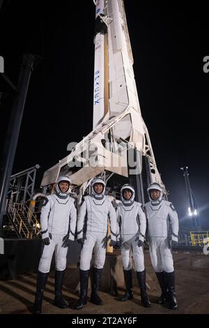 Die Probe für SpaceX Crew-7 Dry Dress der NASA. Von links: Roscosmos-Kosmonaut Konstantin Borisov, ESA-Astronaut Andreas Mogensen, NASA-Astronaut Jasmin Moghbeli, und JAXA (Japan Aerospace Exploration Agency) Astronaut Satoshi Furukawa stehen am Dienstag, den 22. August 2023, vor der Rakete Falcon 9 und dem Dragon-Raumschiff Endurance von SpaceX im Kennedy Space Center in Florida. Die vier Crewkollegen fliegen zur Internationalen Raumstation für eine sechsmonatige Rotation, um Forschung und Sci durchzuführen Stockfoto