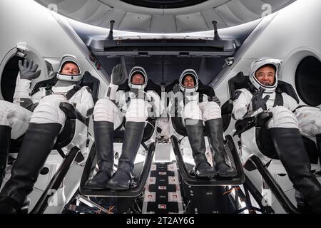 Die Probe für SpaceX Crew-7 Dry Dress der NASA. Von links: Roscosmos-Kosmonaut Konstantin Borisov, ESA-Astronaut Andreas Mogensen, NASA-Astronaut Jasmin Moghbeli, und JAXA (Japan Aerospace Exploration Agency) Astronaut Satoshi Furukawa sitzen im Rahmen einer Countdown-Probe für die NASA-Mission SpaceX Crew-7 im Kennedy Space Center in Florida am Dienstag, den 22. August 2023. Die vier Crewkollegen fliegen für eine sechsmonatige Rotation zur Internationalen Raumstation, um Forschungs- und Wissenschaftsexperimente durchzuführen. Auftrieb i Stockfoto