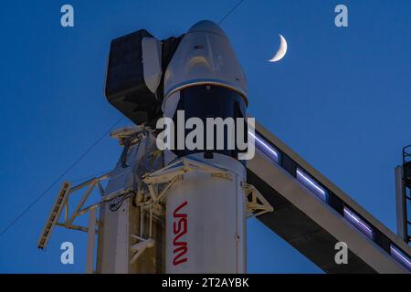 SpaceX Crew-7 der NASA auf LC 39A - Sunset & Moon. Die Dragon-Raumsonde der SpaceX, genannt Endurance, steht am Montag, den 21. August 2023, auf der Rakete der Firma Falcon 9, auf dem Startplatz des Launch Complex 39A im Kennedy Space Center der NASA in Florida. NASA-Astronaut Jasmin Moghbeli, ESA-Astronaut Andreas Mogensen, JAXA (Japan Aerospace Exploration Agency) Astronaut Satoshi Furukawa und Roscosmos-Kosmonaut Konstantin Borisov, die am Sonntag, den 20. August 2023 in Kennedy ankamen, fliegen mit der Mission SpaceX Crew-7 der NASA zur Internationalen Raumstation. Der Lift ist auf 3:50 A angestrebt Stockfoto