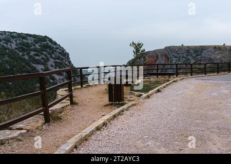 Aussichtspunkt Cikola und Rastplatz am Straßenrand im Nationalpark Krka, Kroatien. Stockfoto