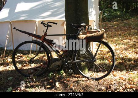 Ein Heimwächter-Fahrrad aus Kriegszeiten mit Gewehrbefestigung. Stockfoto