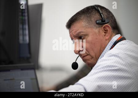 Die Probe der SpaceX Crew-7 Final Launch Operations der NASA. Richard Jones, Manager des Mission Management and Integration Office für das Commercial Crew Program der NASA, überwacht den Countdown während einer Kostümprobe zur Vorbereitung des Starts einer SpaceX Falcon 9-Rakete mit dem Dragon-Raumschiff der NASA auf der SpaceX Crew-7-Mission mit dem NASA-Astronauten Jasmin Moghbeli, ESA (Europäische Weltraumorganisation) Astronaut Andreas Mogensen, Japan Aerospace Exploration Agency (JAXA) Astronaut Satoshi Furukawa und Roscosmos-Kosmonaut Konstantin Borisov an Bord, Dienstag, 22. August 2023, im Launc von SpaceX Stockfoto