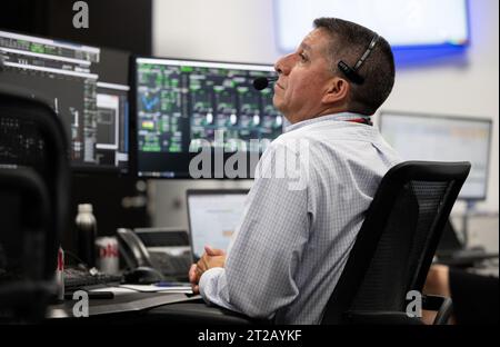 Die Probe der SpaceX Crew-7 Final Launch Operations der NASA. Richard Jones, Manager des Mission Management and Integration Office für das Commercial Crew Program der NASA, überwacht den Countdown während einer Kostümprobe zur Vorbereitung des Starts einer SpaceX Falcon 9-Rakete mit dem Dragon-Raumschiff der NASA auf der SpaceX Crew-7-Mission mit dem NASA-Astronauten Jasmin Moghbeli, ESA (Europäische Weltraumorganisation) Astronaut Andreas Mogensen, Japan Aerospace Exploration Agency (JAXA) Astronaut Satoshi Furukawa und Roscosmos-Kosmonaut Konstantin Borisov an Bord, Dienstag, 22. August 2023, im Weltraum von SpaceX Stockfoto