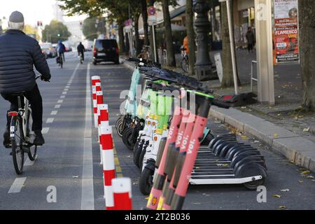 Elektroroller der Marke VOI, Lime und Tier unter den Linden in Berlin am 18.10.2023 *** Elektroroller Marke VOI, Lime and Animal unter den Linden in Berlin am 18 10 2023 Credit: Imago/Alamy Live News Stockfoto