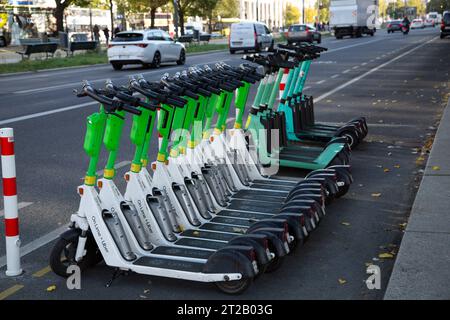 Elektroroller der Marke VOI, Lime und Tier unter den Linden in Berlin am 18.10.2023 *** Elektroroller Marke VOI, Lime and Animal unter den Linden in Berlin am 18 10 2023 Stockfoto